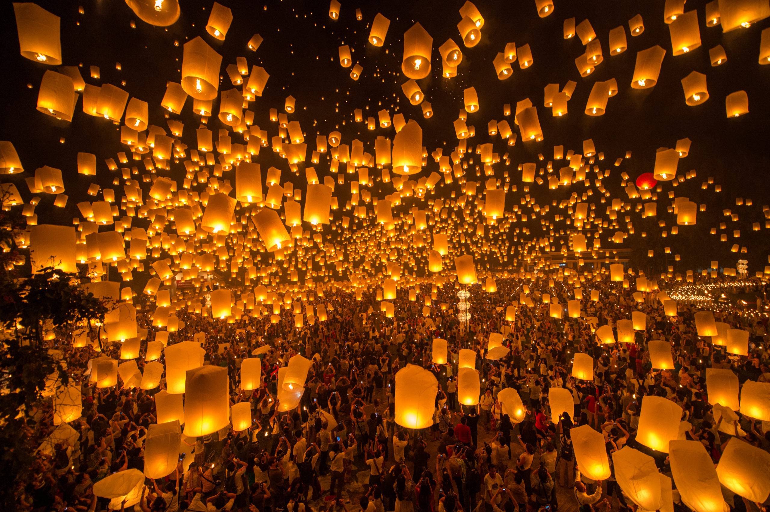 Hàng nghìn chiếc đèn trời làm bầu trời Chiang Mai tuyệt đẹp 