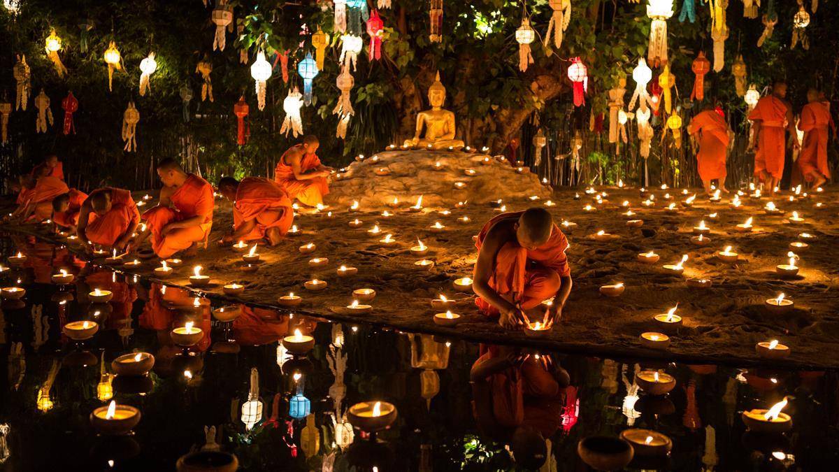 Loy Krathong được tổ chức trên khắp Thái Lan trong khi Yi Peng được tổ chức chủ yếu ở miền bắc Thái Lan, đặc biệt là ở Chiang Mai. 