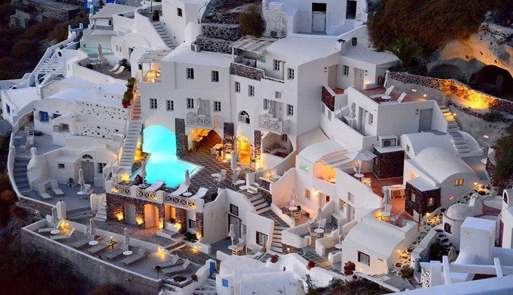 Sự đồng bộ giữ những ngôi nhà màu trắng ở Santorini Hy Lạp
