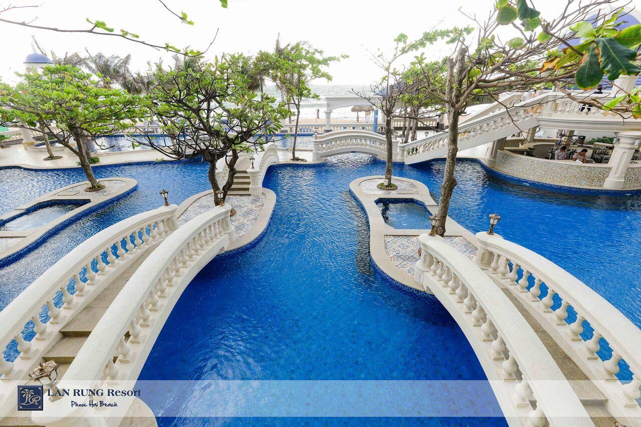 Hồ bơi như cung điện tại khu resort