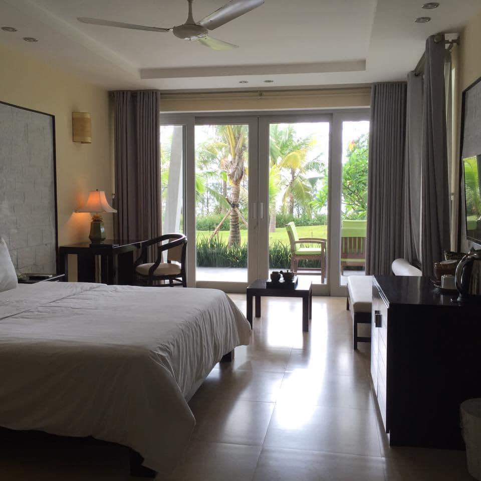 Bên trong phòng ngủ cửa Lăng Cô Beach Resort 4 Sao