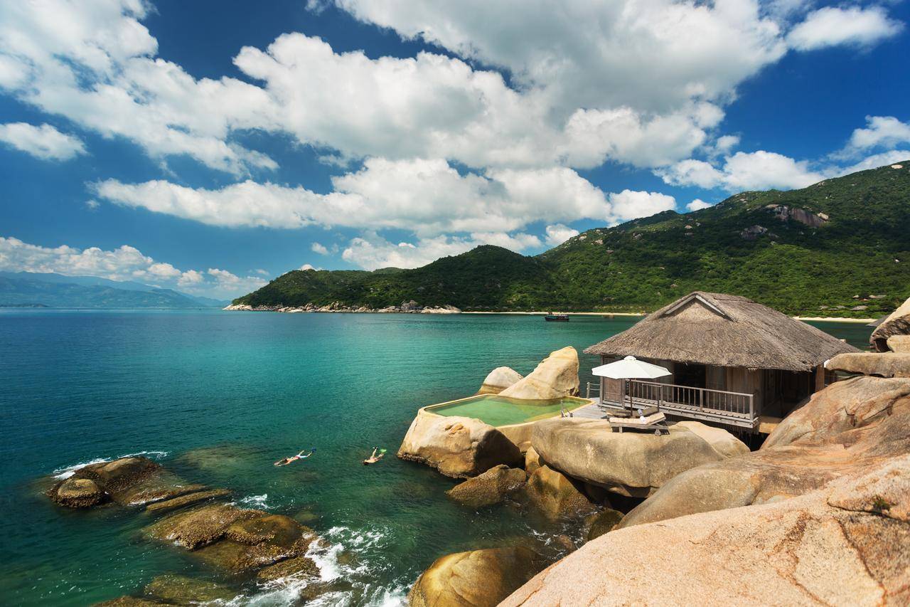 Phòng ngủ quyến rũ cạnh bờ biển tại Six Senses Ninh Vân Bay