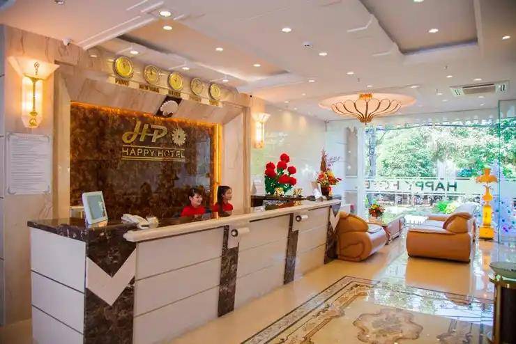 Sảnh chung tại khách sạn Đà Nẵng gần biển Happy Hotel được bày trí sang trọng cùng đội ngũ lễ tân túc trực 24/7, luôn sẵn sàng phục vụ mỗi khi bạn có nhu cầu
