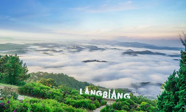 Đỉnh Langbiang là một trong những địa điểm săn mây lý tưởng ở Đà Lạt