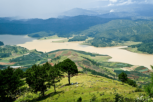 View nhìn khung cảnh hùng vĩ từ đỉnh đồi Radar - Langbiang.
